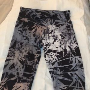 Onzie black & white design cropped yoga leggings